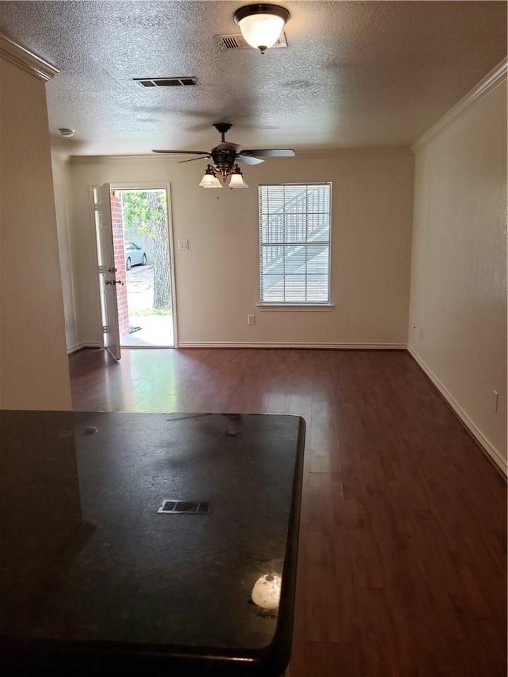 1618 Bois D Arc St #101 - Photo 5 of 10