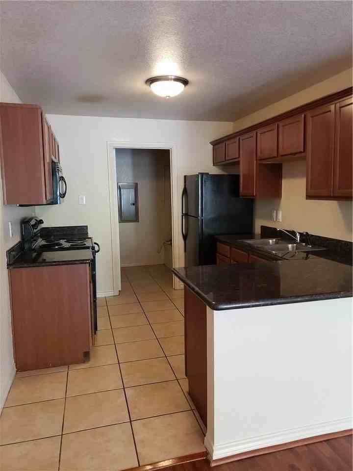 1618 Bois D Arc St #101 - Photo 6 of 10