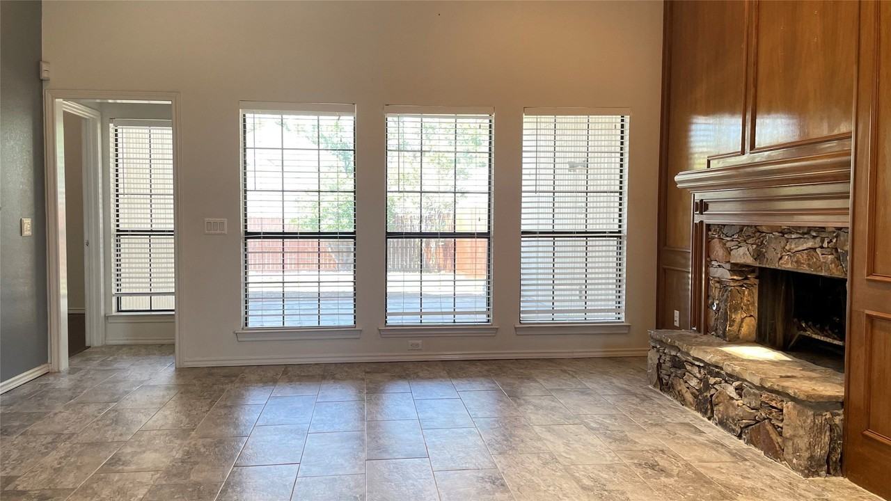 4023 Lawngate Dr - Photo 3 of 21