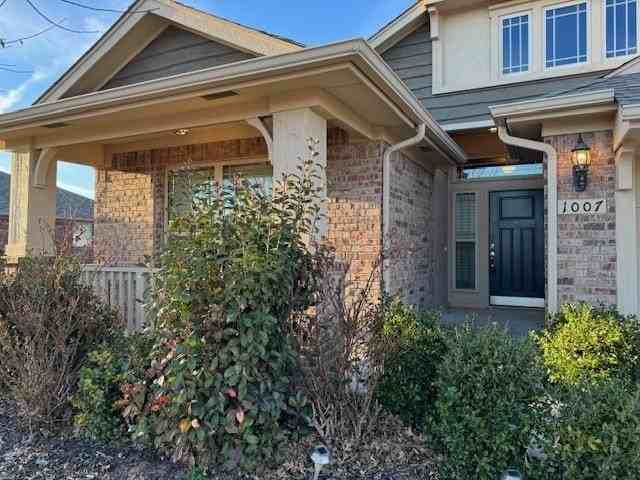 1007 Eaglerock Ln - Photo 2 of 42