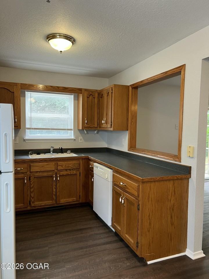 2212 E 8th St #A - Photo 3 of 7