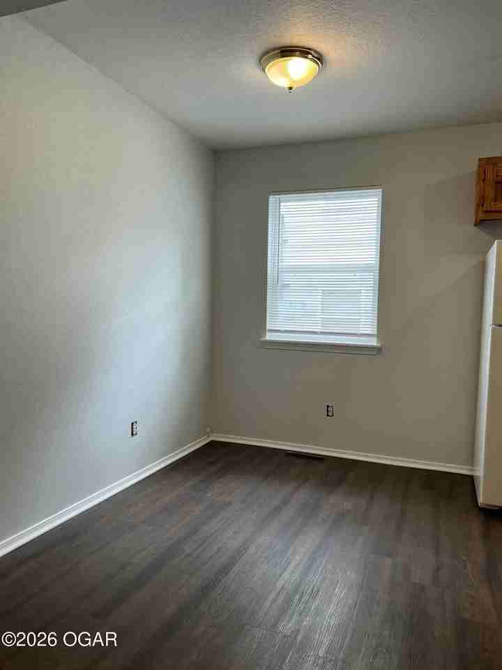 2212 E 8th St #A - Photo 5 of 7