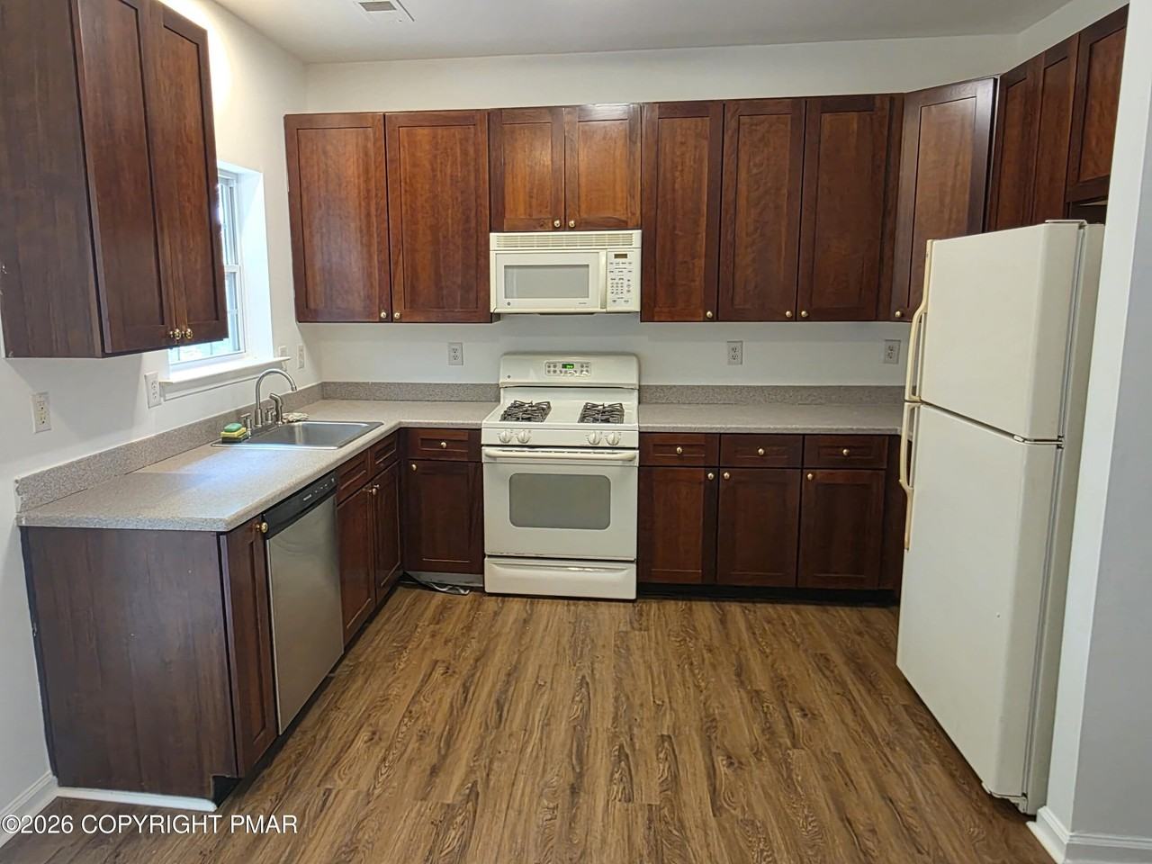 1027 Dorset Dr - Photo 3 of 44