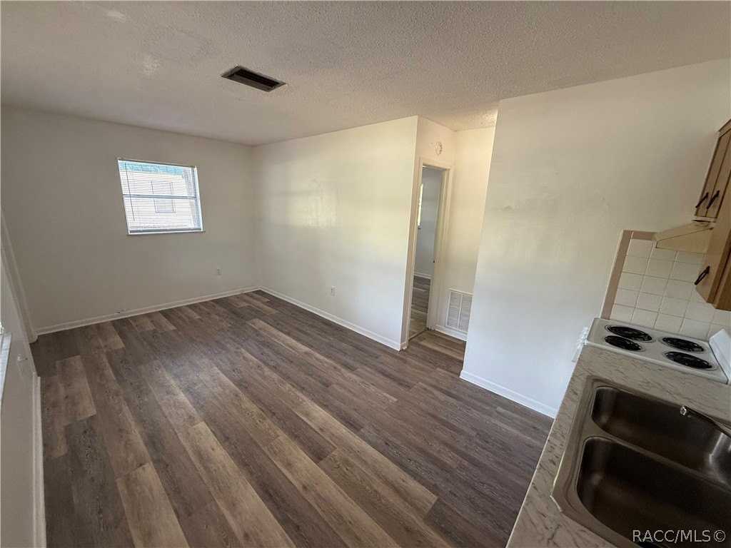 7125 W Porpoise Dr - Photo 4 of 15