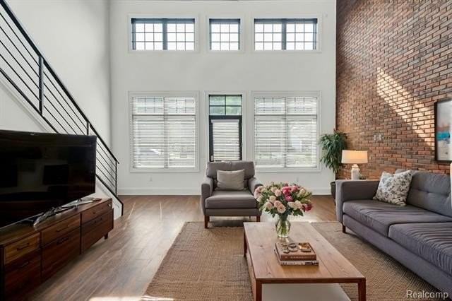 441 S Eton St - Photo 2 of 14