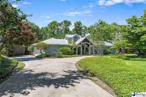 featured image of 3241 Lakeshore Dr