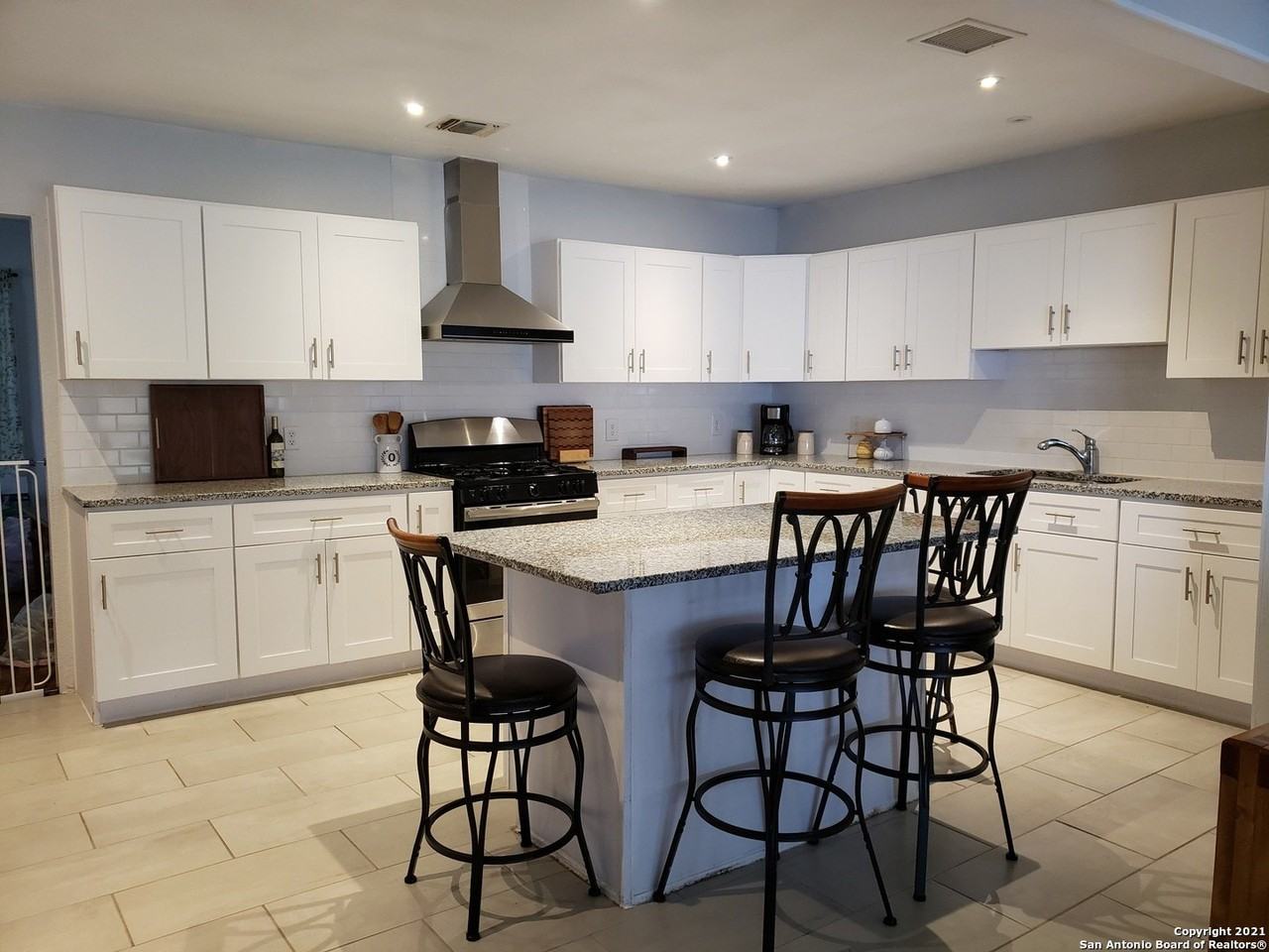 950 Santa Monica St - Photo 3 of 11