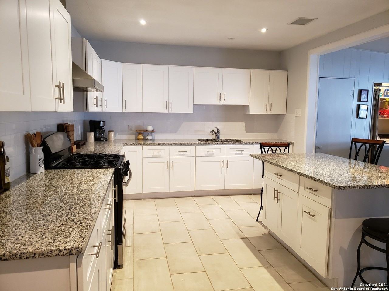 950 Santa Monica St - Photo 4 of 11