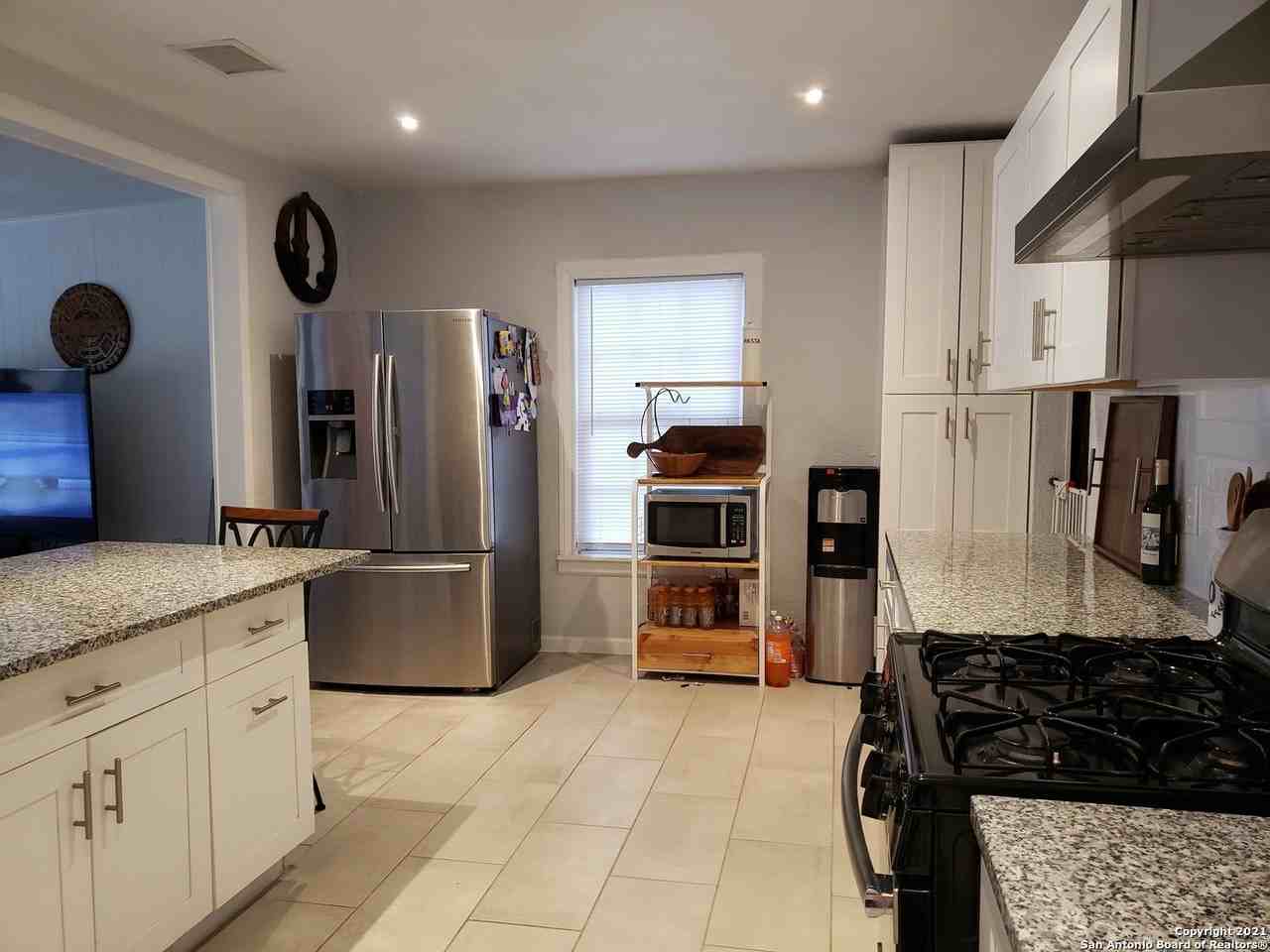 950 Santa Monica St - Photo 5 of 11