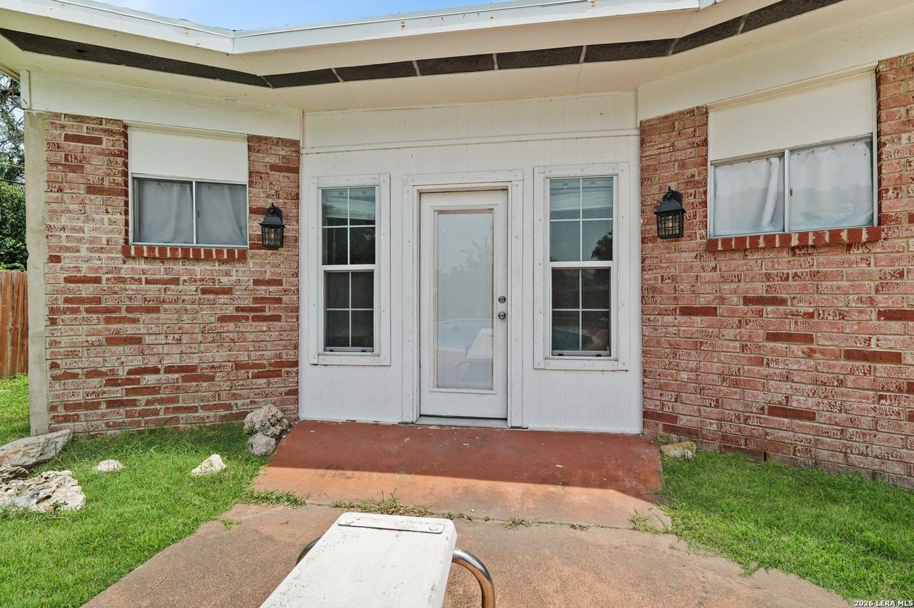221 Cloudmont Dr - Photo 4 of 14