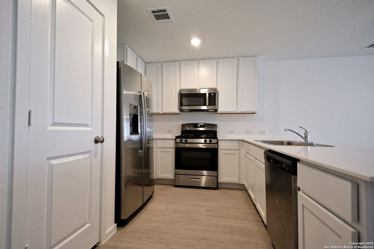 446 Payton Pl - Photo 4 of 37