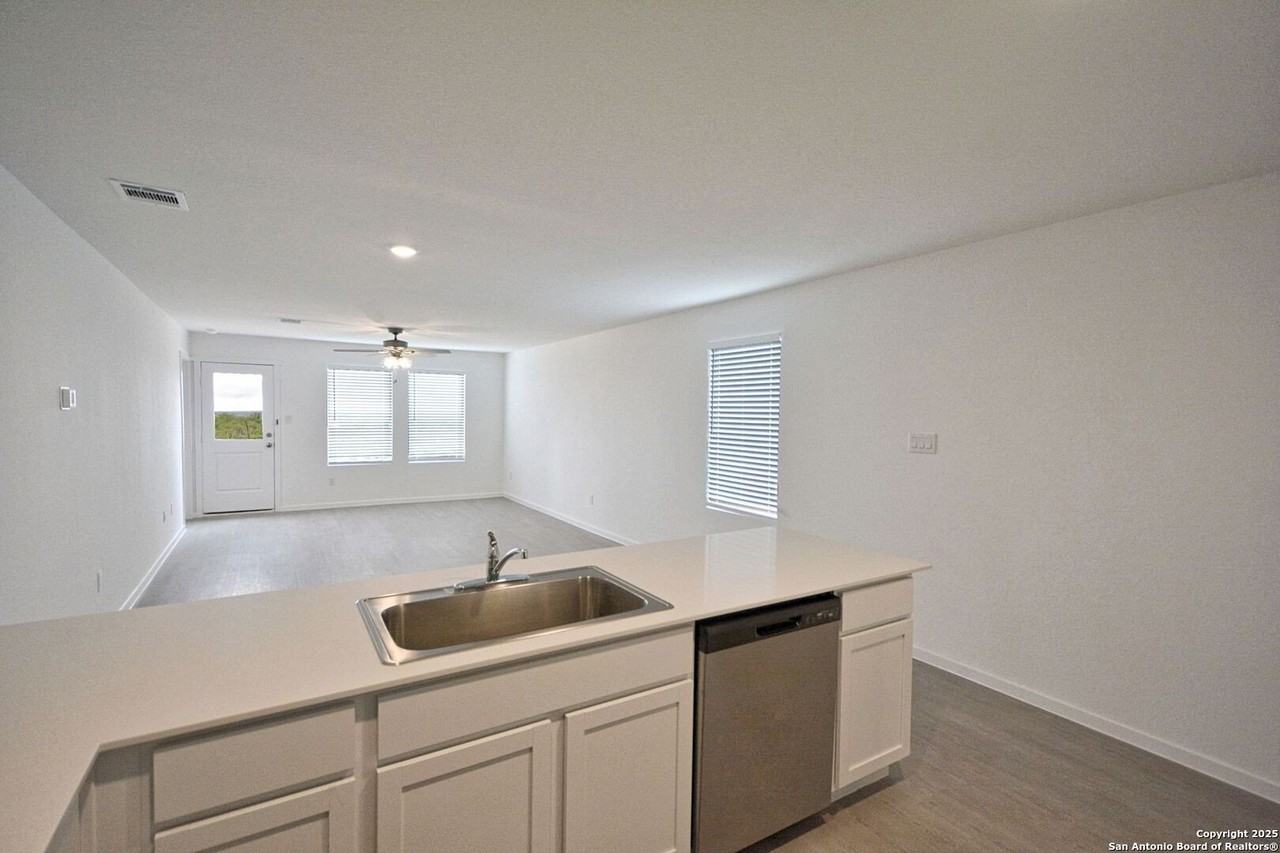 446 Payton Pl - Photo 6 of 37
