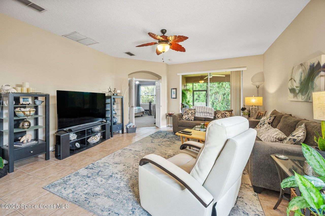 1749 Tullagee Ave - Photo 5 of 50