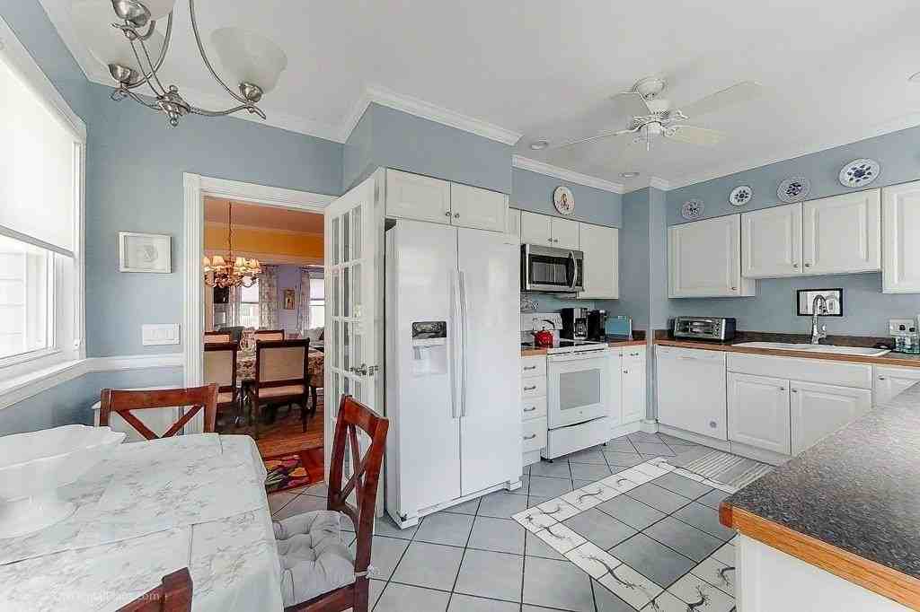 51 Powel Ave - Photo 4 of 35