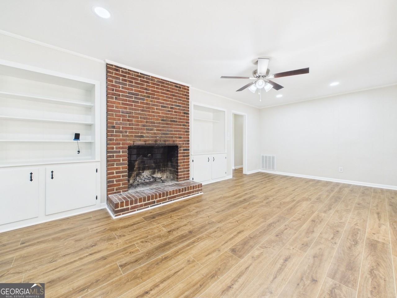 1881 Tanglewood Rd - Photo 4 of 17