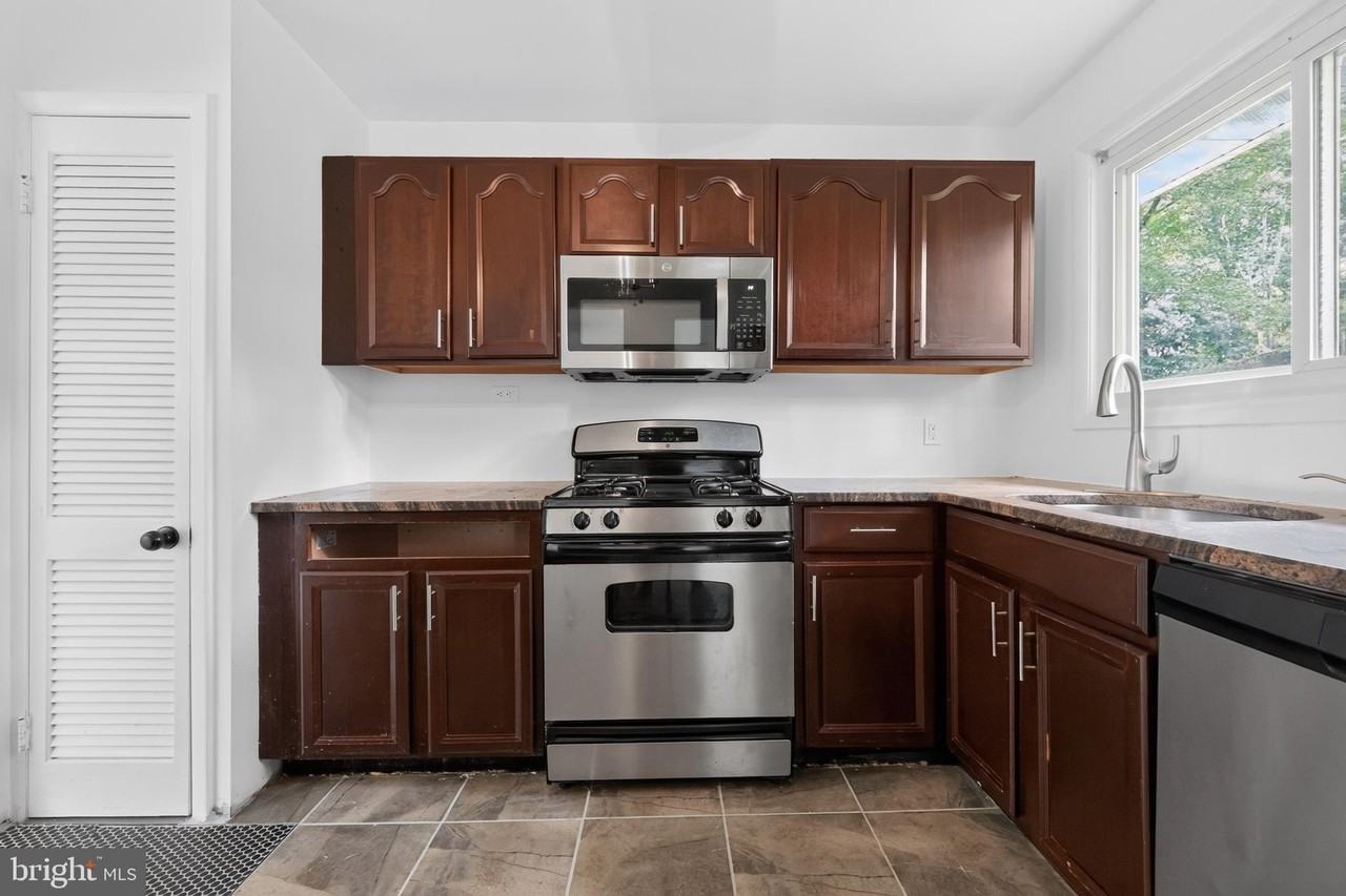 1700 Jarvis Ave - Photo 3 of 18