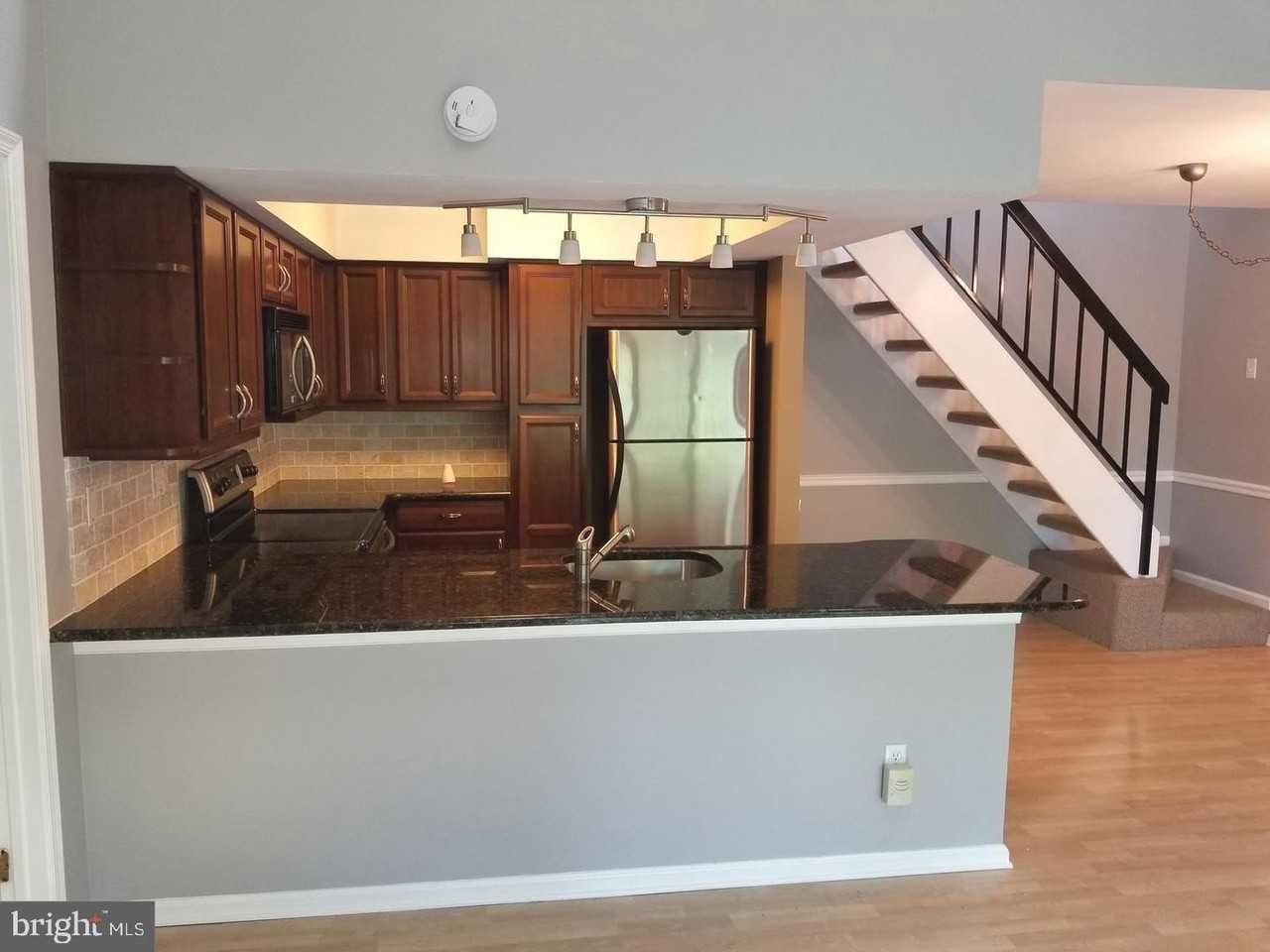 932 Washington Pl #32 - Photo 3 of 15