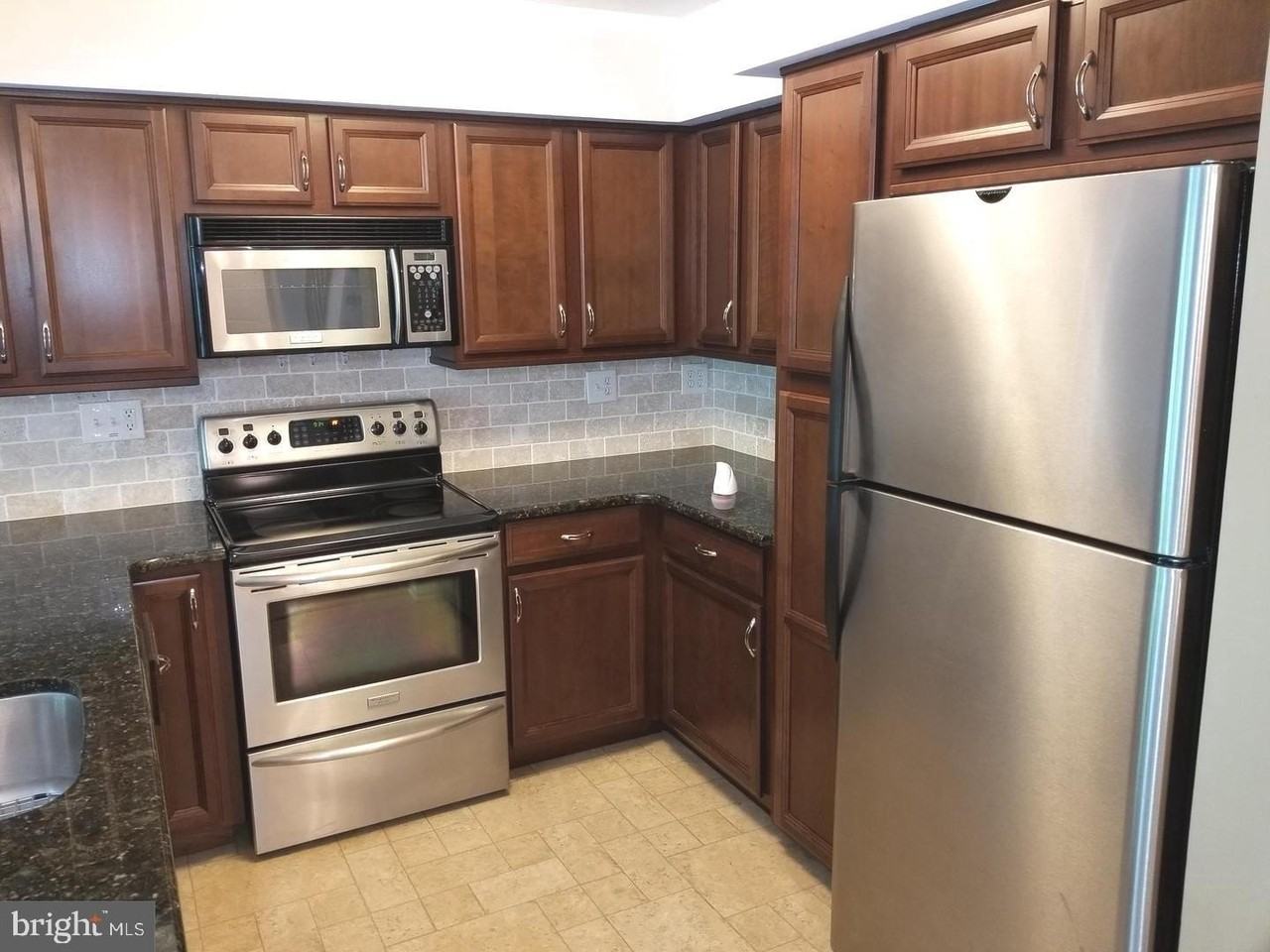 932 Washington Pl #32 - Photo 4 of 15