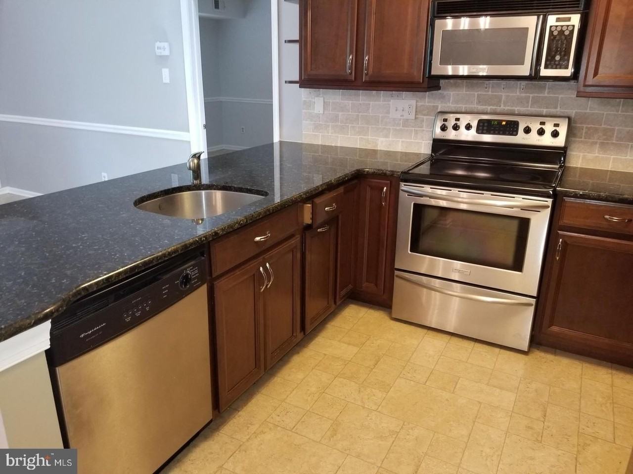 932 Washington Pl #32 - Photo 6 of 15