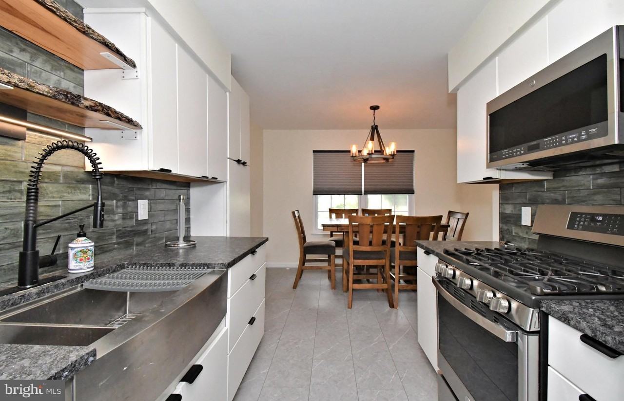 190 Barry Ave - Photo 4 of 27