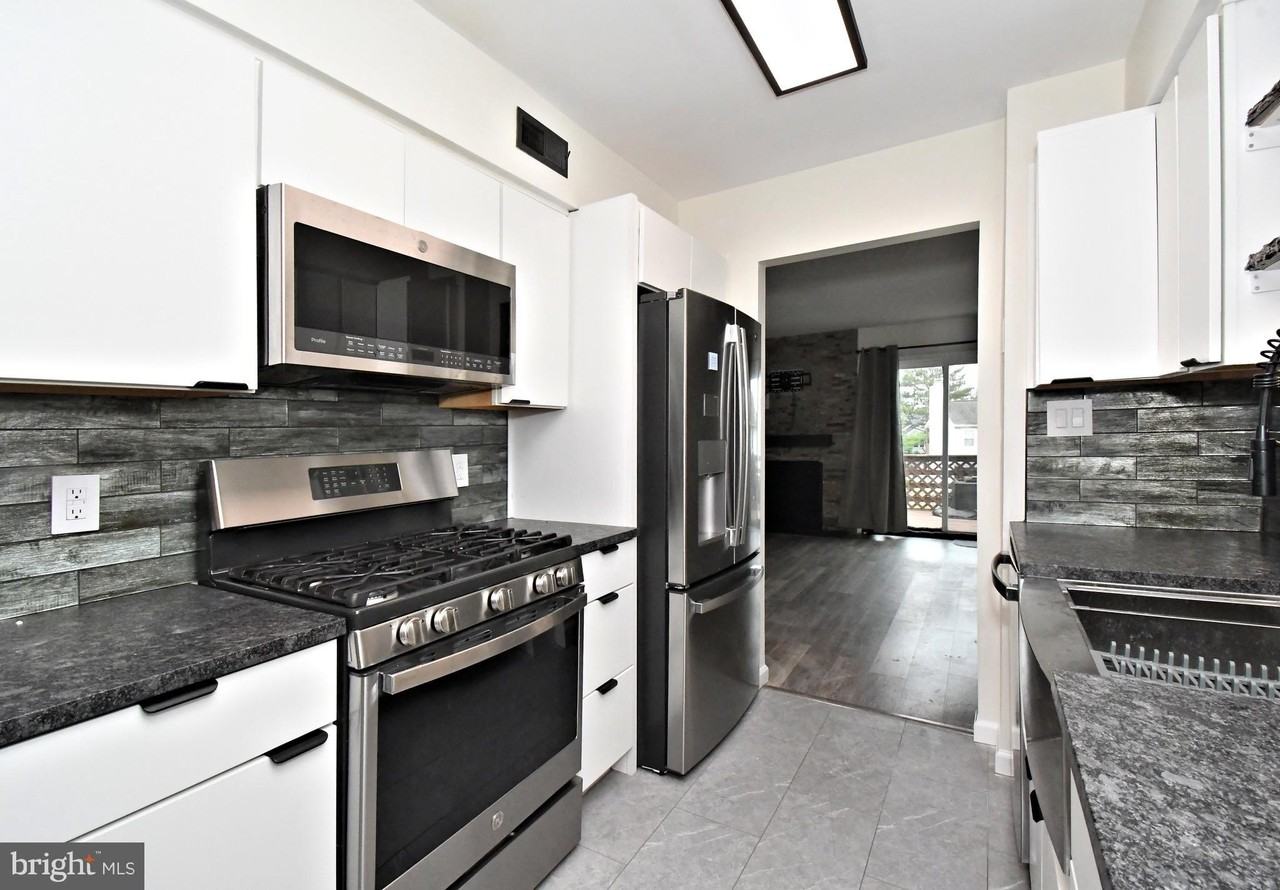 190 Barry Ave - Photo 5 of 27