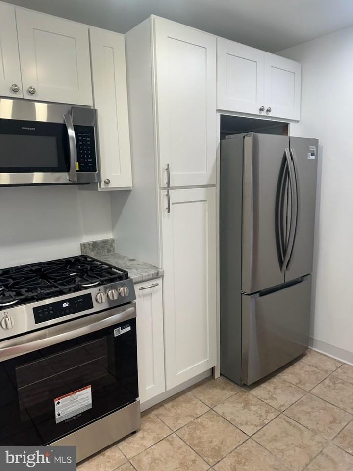 319 Runnymede Ave - Photo 3 of 13