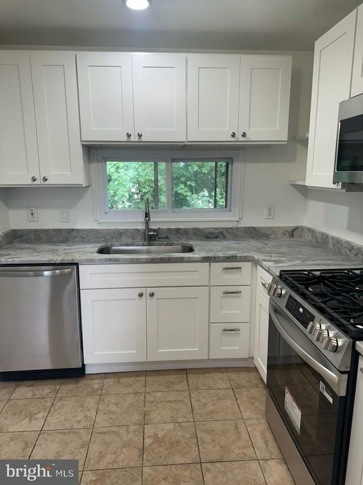 319 Runnymede Ave - Photo 5 of 13