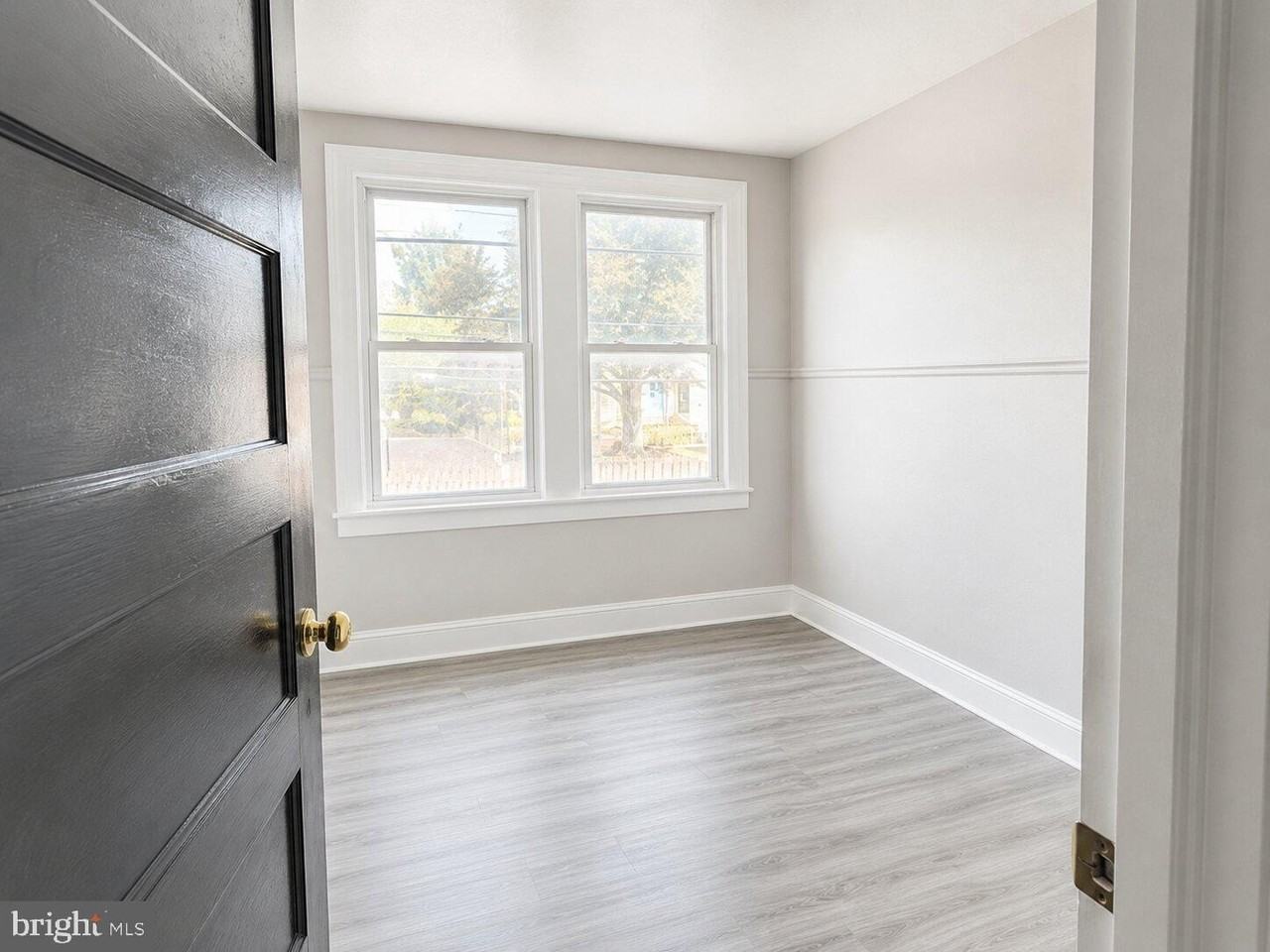 994 Carver St - Photo 2 of 11