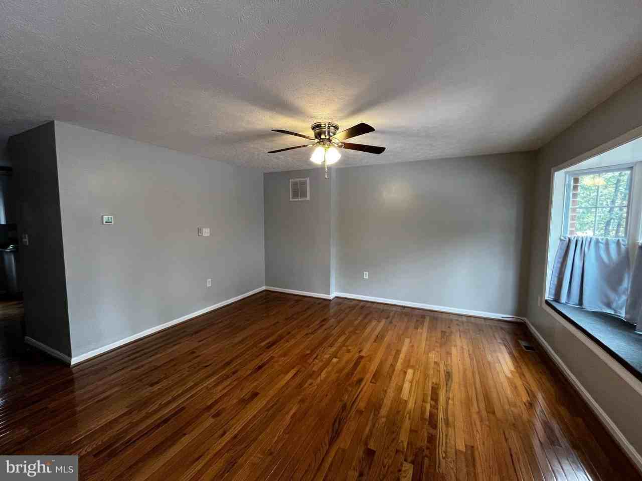 202 Carroll Dr - Photo 2 of 15