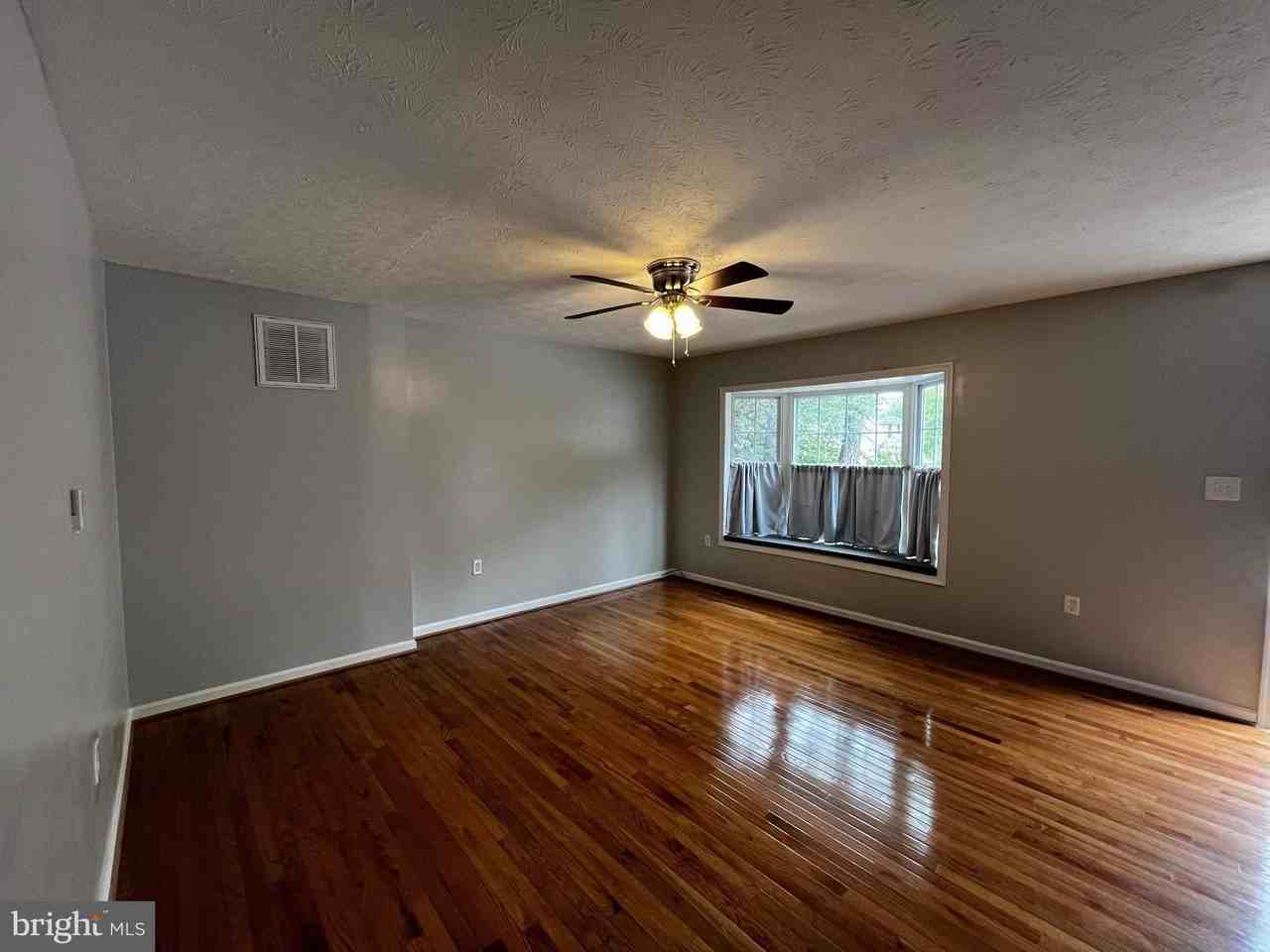 202 Carroll Dr - Photo 3 of 15