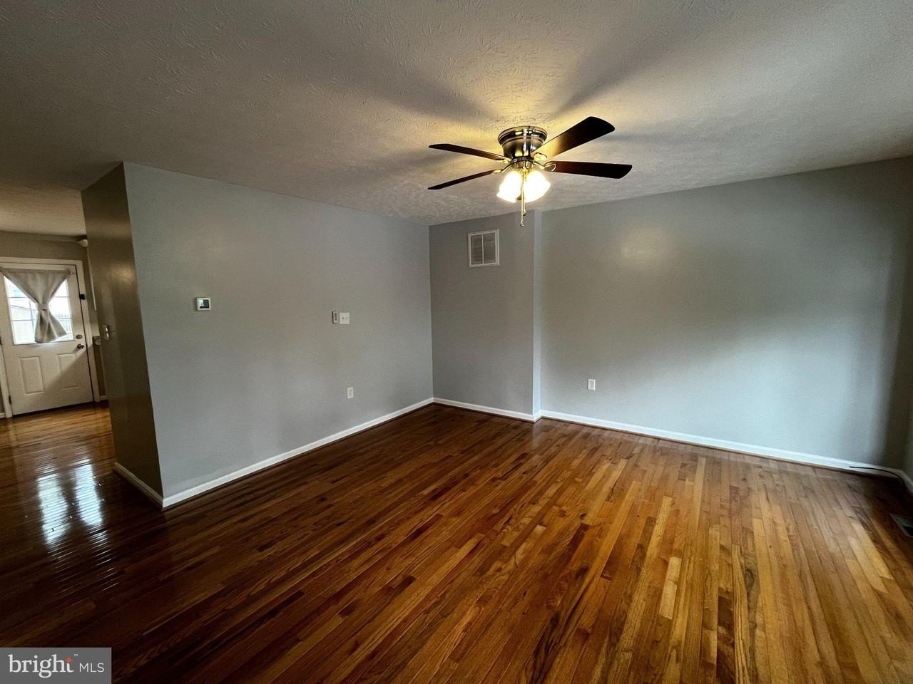 202 Carroll Dr - Photo 4 of 15