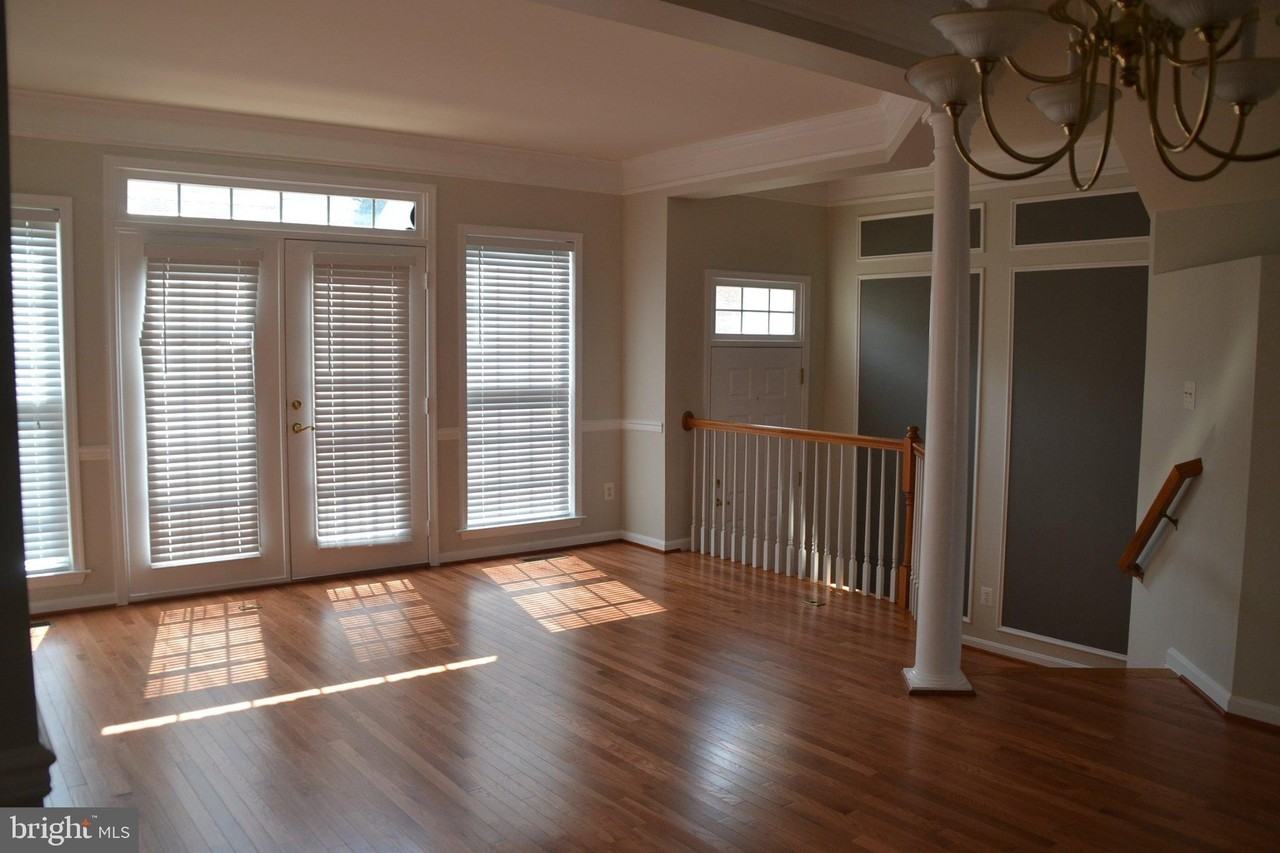 21958 Windy Oaks Sq - Photo 3 of 20