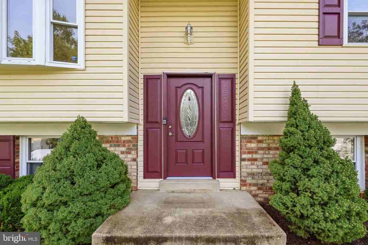 5481 SADDLER Lane - Photo 4 of 34