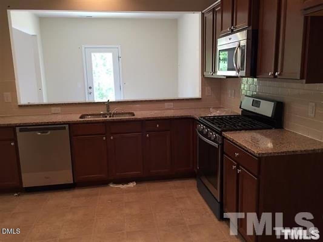 522 Denhoff Dr - Photo 6 of 23