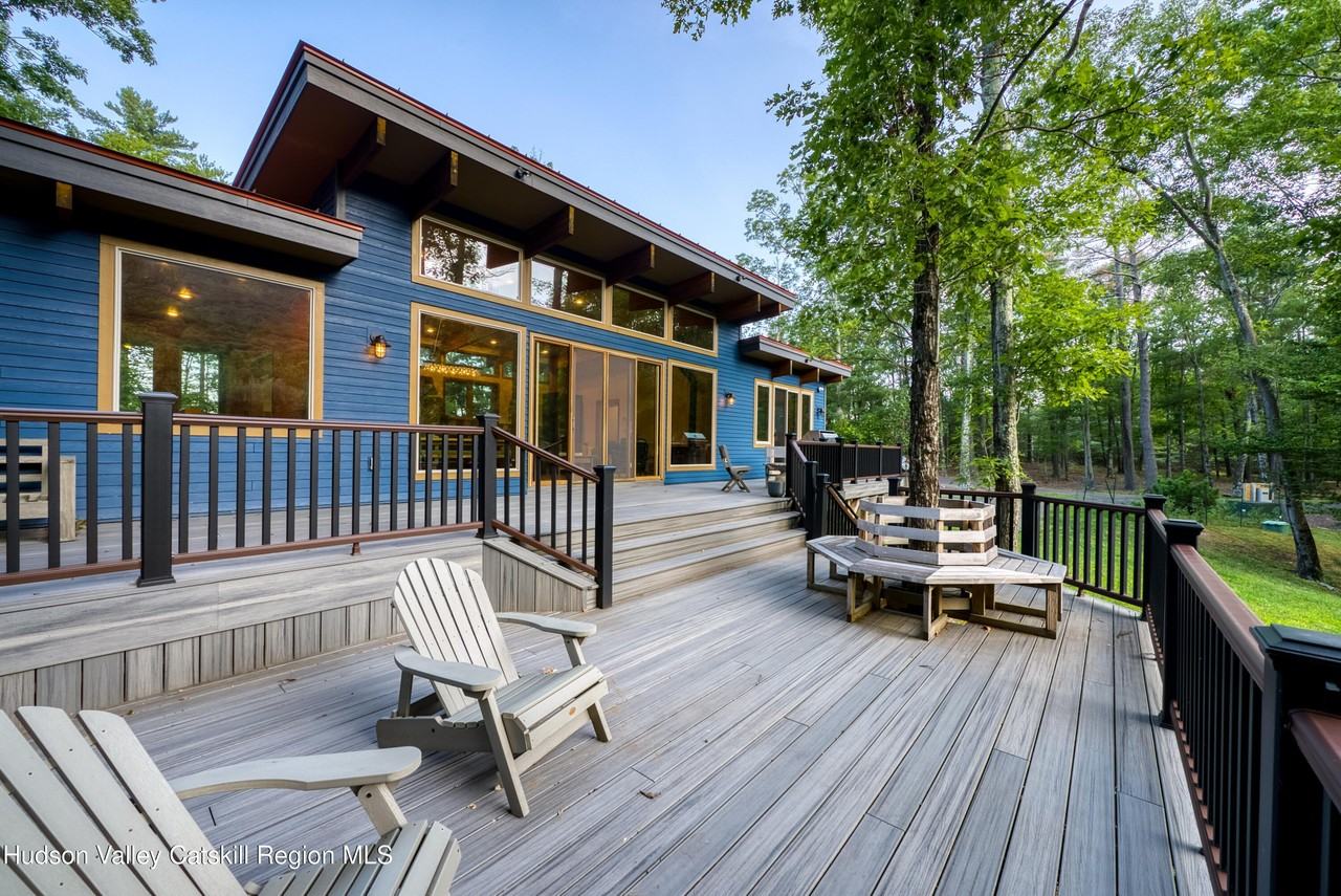 2 Raycliffe Dr