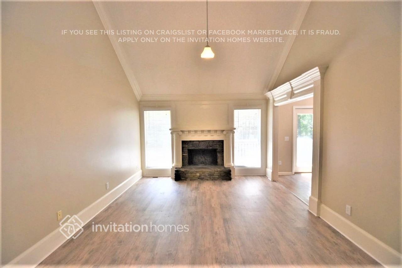 1885 Chadwick Dr - Photo 2 of 11