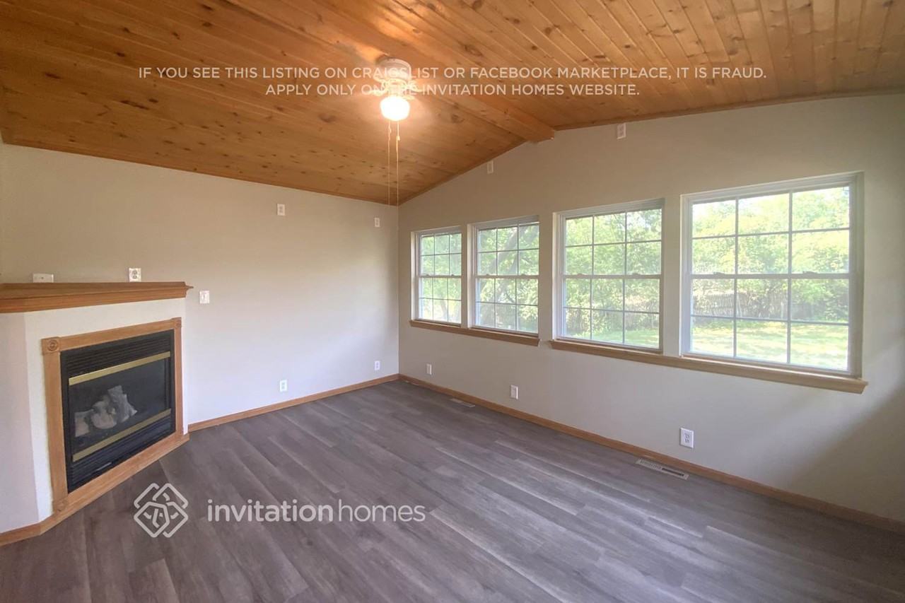 1716 Lamplight Dr - Photo 3 of 20