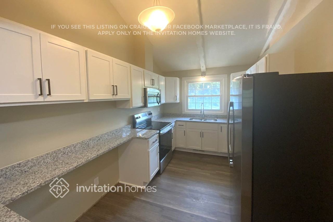 1716 Lamplight Dr - Photo 4 of 20