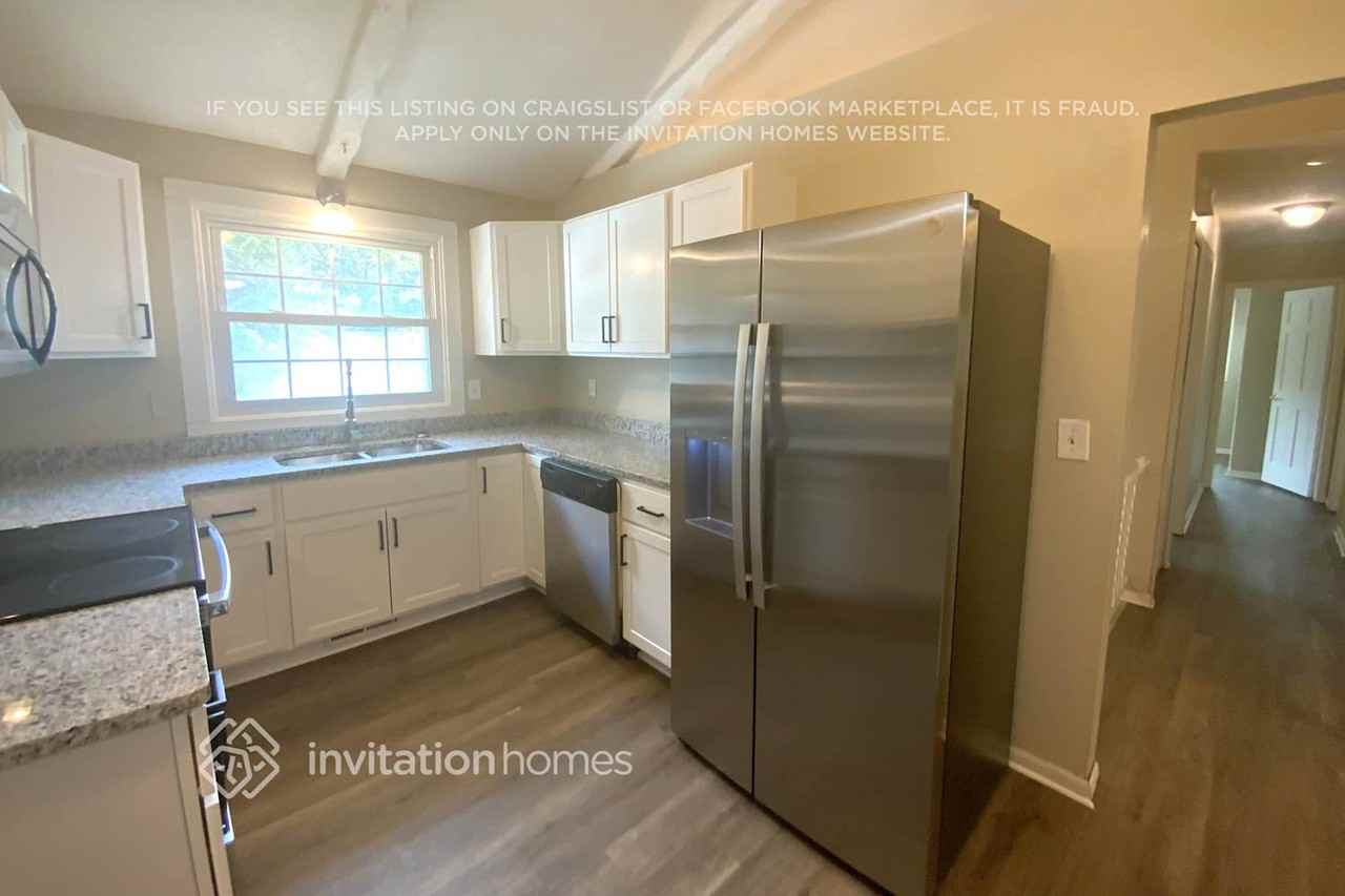 1716 Lamplight Dr - Photo 5 of 20