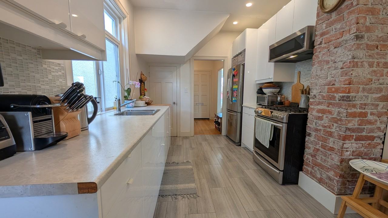 5260 Inverness Street - Photo 2 of 20