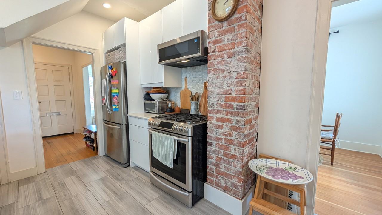 5260 Inverness Street - Photo 3 of 20