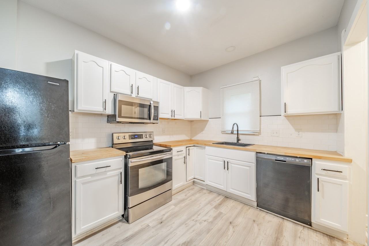 2344 North Capitol Avenue - Photo 5 of 32