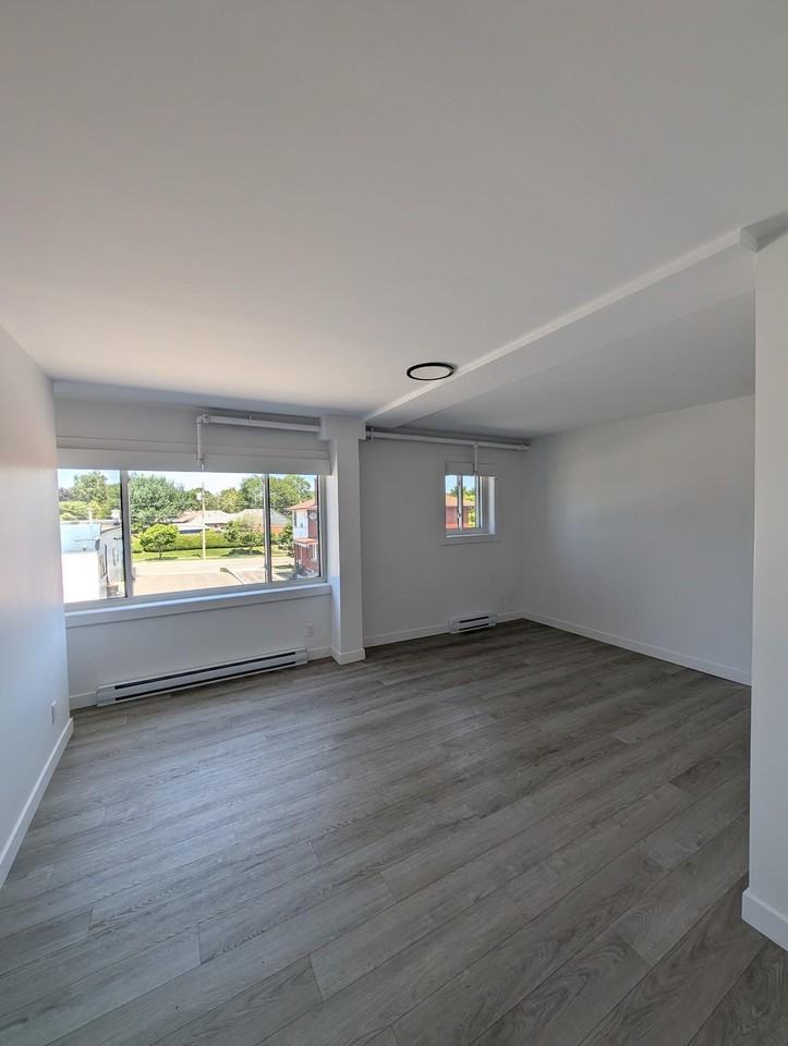 Brownstone 236 (Margaret Ave Apartments) - Photo 3 of 9