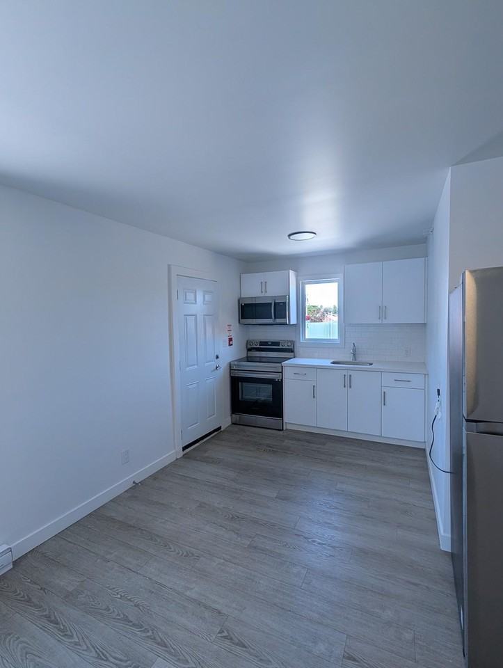 Brownstone 236 (Margaret Ave Apartments) - Photo 4 of 9