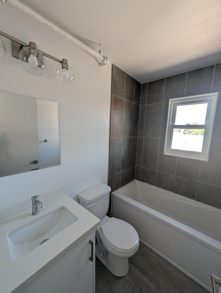 Brownstone 236 (Margaret Ave Apartments) - Photo 6 of 9