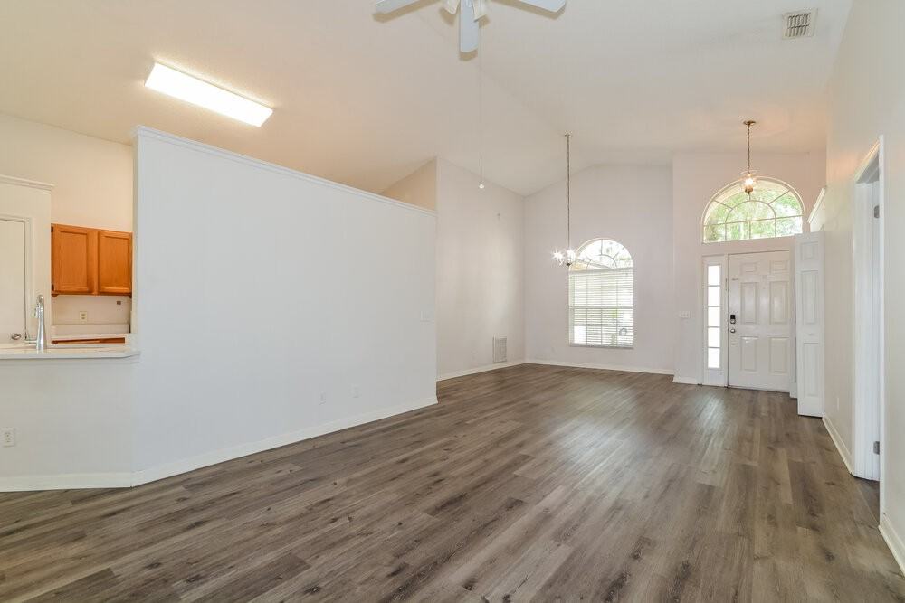 502 Valencia Place Cir - Photo 5 of 16
