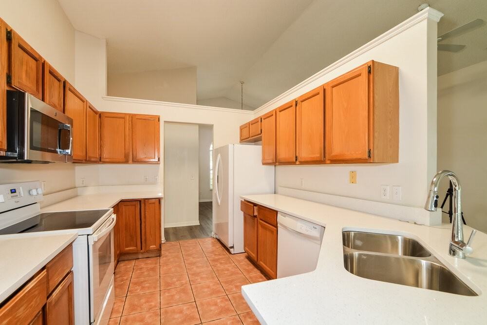 502 Valencia Place Cir - Photo 7 of 16