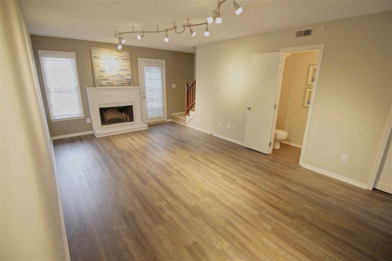 Beautiful 2 bed/2.5 bath Townhome! Pet Friendly! - Photo 2 of 21