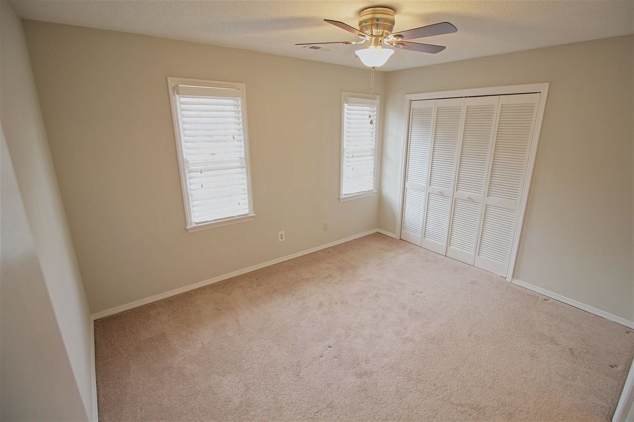 Beautiful 2 bed/2.5 bath Townhome! Pet Friendly! - Photo 3 of 21