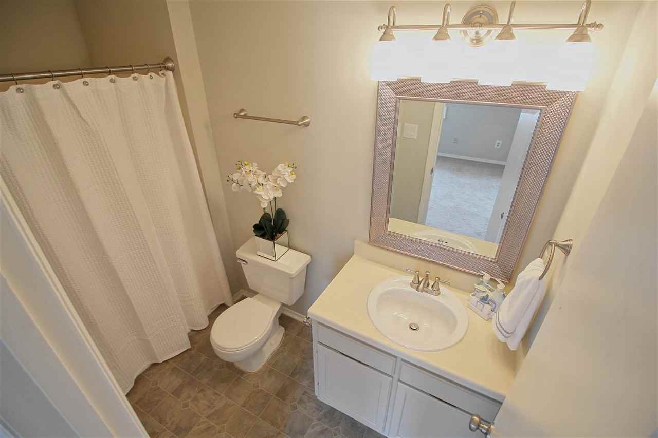 Beautiful 2 bed/2.5 bath Townhome! Pet Friendly! - Photo 4 of 21